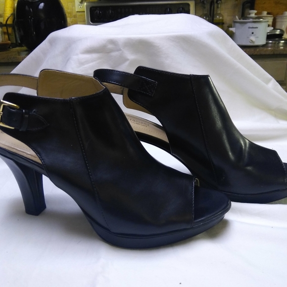 Black Naturalizer Heels - Picture 4 of 4